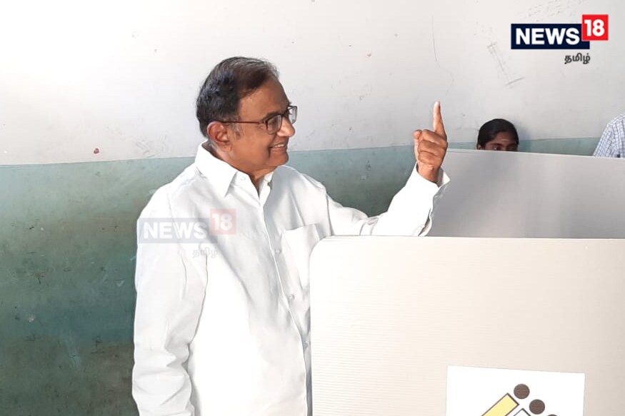 இன்று காலை 7 மணிக்கு வாக்குப்பதிவு தொடங்கியவுடனேயே முன்னாள் நிதி அமைச்சர் ப.சிதம்பரம் சிவகங்கை மாவட்டம் கண்டனூரில் தனது வாக்கைப் பதிவு செய்தார். இன்று காலை 7 மணிக்கு வாக்குப்பதிவு தொடங்கியவுடனேயே முன்னாள் நிதி அமைச்சர் ப.சிதம்பரம் சிவகங்கை மாவட்டம் கண்டனூரில் தனது வாக்கைப் பதிவு செய்தார்.