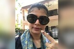 கையில் மையுடன் சின்மயி - இயக்குநர் கிண்டல்