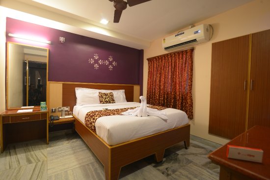  ஹோட்டல்களில், 1000 ரூபாய் வரையிலான வாடகை அறைகளுக்கு ஜிஎஸ்டி வரி கிடையாது. ஆயிரம் ரூபாய் முதல் 7500 ரூபாய் வரையிலான வாடகை அறைகளுக்கு 18 சதவிதமாக இருந்த ஜிஎஸ்டி வரி 12 சதவிதமாக குறைக்கப்பட்டுள்ளது