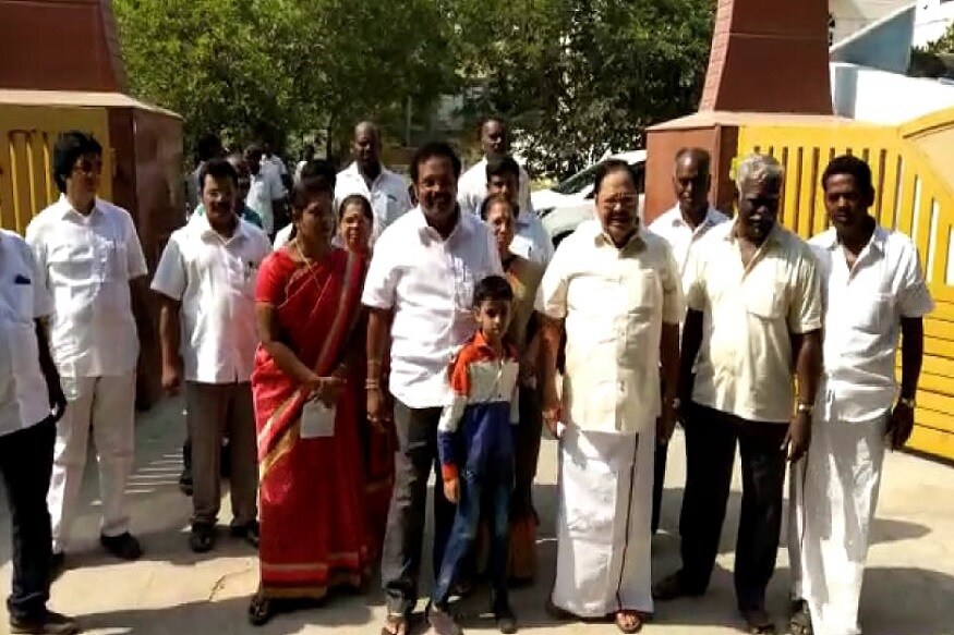 திமுக பொருளாளர் துரைமுருகன் தனது குடும்பத்தினருடன் வந்து வாக்களித்தார். படம்: வெங்கடேசன் - வேலூர் திமுக பொருளாளர் துரைமுருகன் தனது குடும்பத்தினருடன் வந்து வாக்களித்தார். படம்: வெங்கடேசன் - வேலூர்