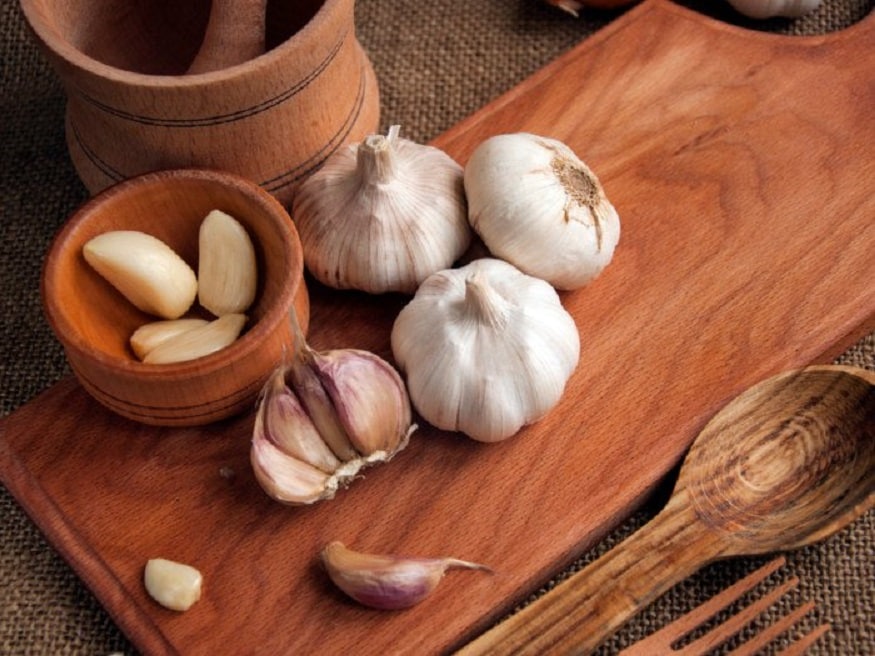 1. பூண்டு மற்றும் வெங்காயம் சோதனை: (GARLIC / ONION TEST) : பண்டைய எகிப்தில் வாழ்ந்த ஒரு பெண் கர்ப்பமாக இருக்கிறாரா என்பதை இந்த வினோத சோதனை மூலம் சொல்ல முடியும். இரவில், பரிசோதனைக்கு உட்படுத்த வேண்டிய பெண்ணின் பெண்ணுறுப்புக்கு அருகில் பூண்டு அல்லது வெங்காயம் வைக்கப்படும். காலையில், பெண்ணின் சுவாசத்தில் பூண்டு மற்றும் வெங்காயத்தின் வாசனை இருந்தால், அவள் கர்ப்பமாக இல்லை என்றும் மாறாக, அதன் வாசனை இல்லை என்றால் அவள் கர்ப்பமாக இருக்கிறாள் என்பதையும் உறுதி செய்வார்களாம். அதாவது உடலில் அந்த வாசனையின் மேல்நோக்கிய பயணிப்பதை கருவில் இருக்கும் குழந்தை தடுப்பதாக நம்பப்படுகிறது. 1. பூண்டு மற்றும் வெங்காயம் சோதனை: (GARLIC / ONION TEST) : பண்டைய எகிப்தில் வாழ்ந்த ஒரு பெண் கர்ப்பமாக இருக்கிறாரா என்பதை இந்த வினோத சோதனை மூலம் சொல்ல முடியும். இரவில், பரிசோதனைக்கு உட்படுத்த வேண்டிய பெண்ணின் பெண்ணுறுப்புக்கு அருகில் பூண்டு அல்லது வெங்காயம் வைக்கப்படும். காலையில், பெண்ணின் சுவாசத்தில் பூண்டு மற்றும் வெங்காயத்தின் வாசனை இருந்தால், அவள் கர்ப்பமாக இல்லை என்றும் மாறாக, அதன் வாசனை இல்லை என்றால் அவள் கர்ப்பமாக இருக்கிறாள் என்பதையும் உறுதி செய்வார்களாம். அதாவது உடலில் அந்த வாசனையின் மேல்நோக்கிய பயணிப்பதை கருவில் இருக்கும் குழந்தை தடுப்பதாக நம்பப்படுகிறது.