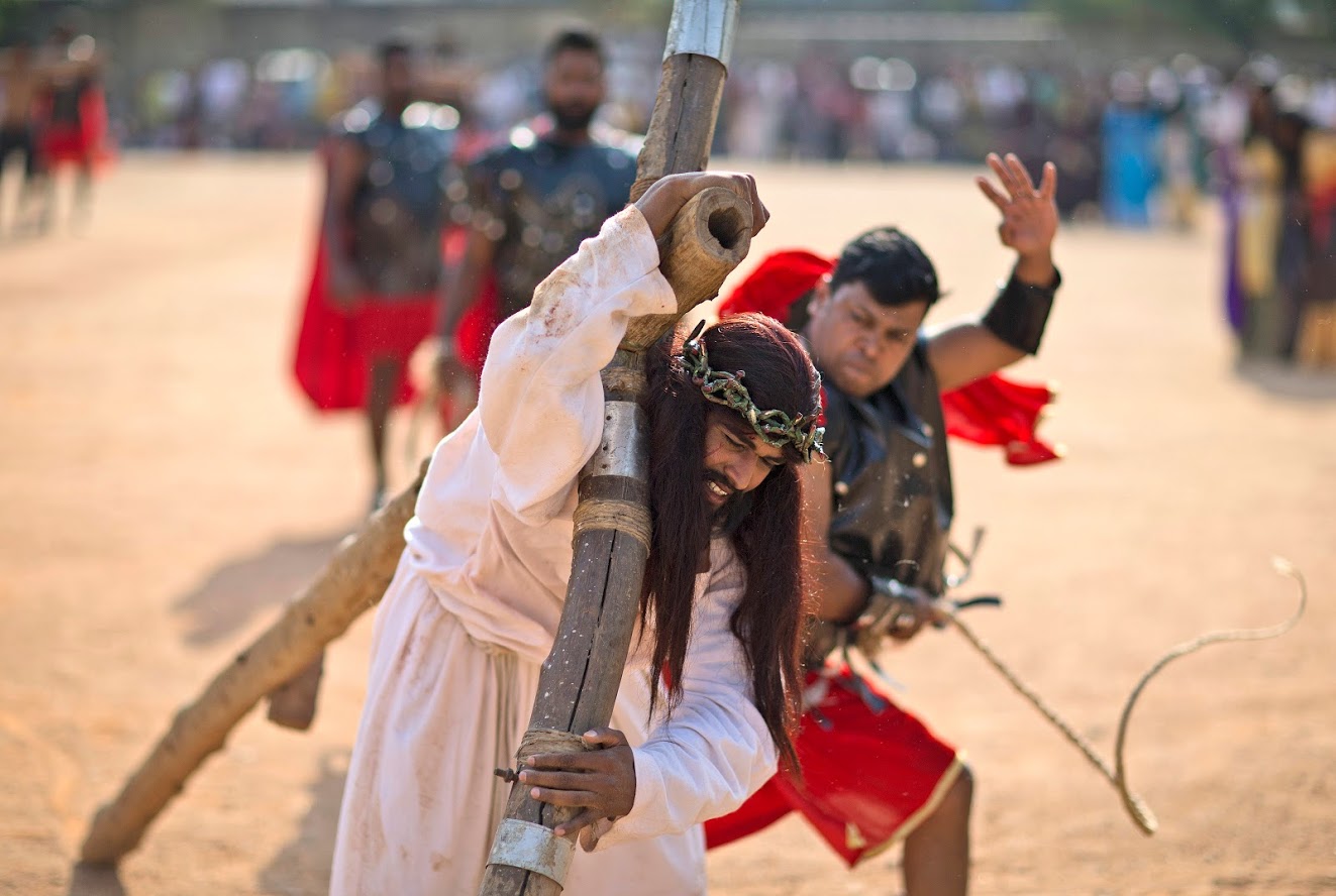  ஹைதராபாத்தில் புனித வெள்ளியன்று  சிலுவையை சுமந்த ஒருவர்  (AP - Photo)