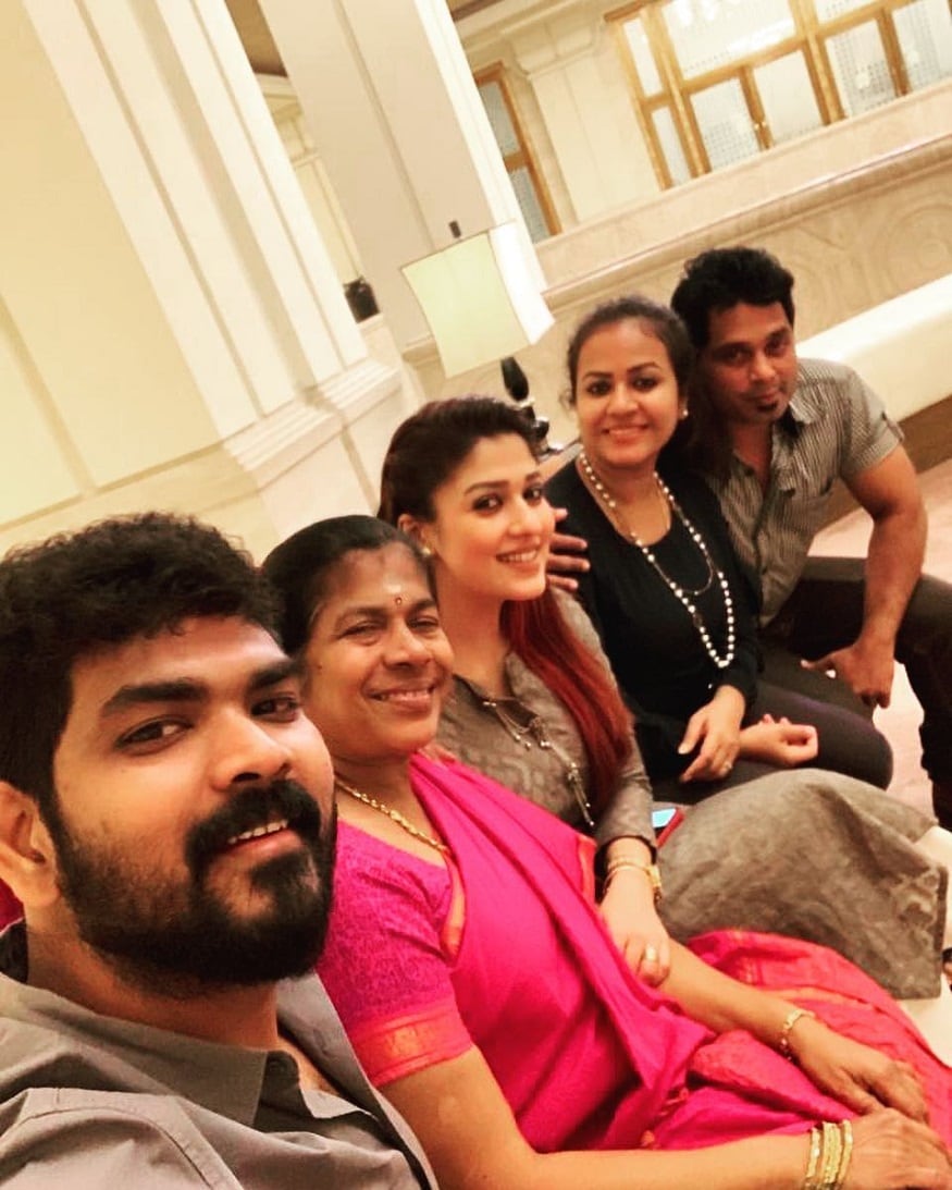 தமிழ்ப்புத்தாண்டை தனது குடும்பத்தினருடன் கொண்டாடிய விக்னேஷ் சிவன், தனது இன்ஸ்டாகிராம் பக்கத்தில், தமிழ்ப்புத்தாண்டு வாழ்த்துகளைத் தெரிவித்துள்ளார். மேலும் தனது பதிவில் காதல், குடும்பம், வாழ்க்கை நல்ல விஷயங்களால் நிறைந்துள்ளது என்றும் குறிப்பிட்டுள்ளார். தமிழ்ப்புத்தாண்டை தனது குடும்பத்தினருடன் கொண்டாடிய விக்னேஷ் சிவன், தனது இன்ஸ்டாகிராம் பக்கத்தில், தமிழ்ப்புத்தாண்டு வாழ்த்துகளைத் தெரிவித்துள்ளார். மேலும் தனது பதிவில் காதல், குடும்பம், வாழ்க்கை நல்ல விஷயங்களால் நிறைந்துள்ளது என்றும் குறிப்பிட்டுள்ளார்.