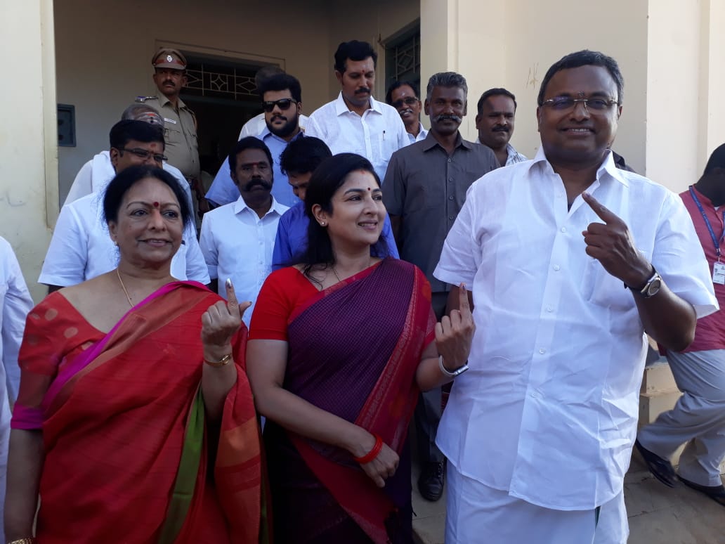 சிவகங்கை தொகுதி வேட்பாளரான கார்த்திக் சிதம்பரம் தனது அம்மா மற்றும் மனைவியுடன் வக்குச்சாவடிக்கு வந்து வாக்களித்தார். சிவகங்கை தொகுதி வேட்பாளரான கார்த்திக் சிதம்பரம் தனது அம்மா மற்றும் மனைவியுடன் வக்குச்சாவடிக்கு வந்து வாக்களித்தார்.