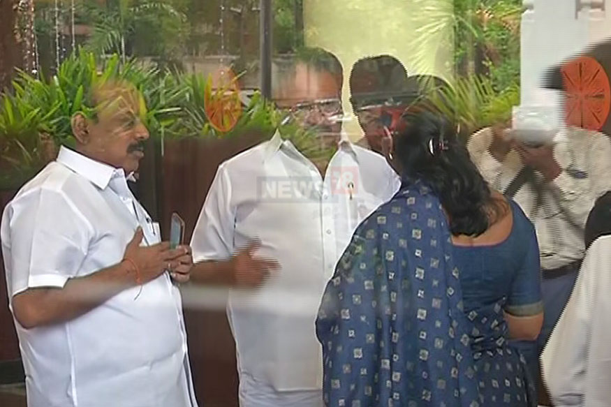 தூத்துக்குடி குறிஞ்சி நகரில் கனிமொழி தங்கியிருக்கும் வீடு மற்றும் அலுவலகங்களில் வருமான வரி துறையினர் சோதனை நடத்தி வருகின்றனர். தூத்துக்குடி குறிஞ்சி நகரில் கனிமொழி தங்கியிருக்கும் வீடு மற்றும் அலுவலகங்களில் வருமான வரி துறையினர் சோதனை நடத்தி வருகின்றனர்.