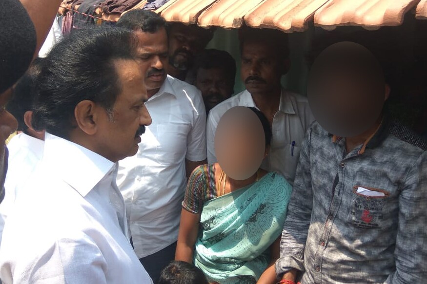 கோவை மாவட்டம் பன்னிமடையை அடுத்த கஸ்தூரி நாயக்கன் புதூர் பகுதியில் கடந்த 25-ம் தேதி 6 வயது சிறுமி பாலியல் துன்புறுத்தல் செய்யப்பட்டு கொலை செய்யப்பட்டார் . இது தொடர்பாக துடியலூர் காவல்துறையினர் வழக்குப்பதிவு செய்து விசாரணை மேற்கொண்டு வருகின்றனர். (படம்: கோவை-குரு) கோவை மாவட்டம் பன்னிமடையை அடுத்த கஸ்தூரி நாயக்கன் புதூர் பகுதியில் கடந்த 25-ம் தேதி 6 வயது சிறுமி பாலியல் துன்புறுத்தல் செய்யப்பட்டு கொலை செய்யப்பட்டார் . இது தொடர்பாக துடியலூர் காவல்துறையினர் வழக்குப்பதிவு செய்து விசாரணை மேற்கொண்டு வருகின்றனர். (படம்: கோவை-குரு)