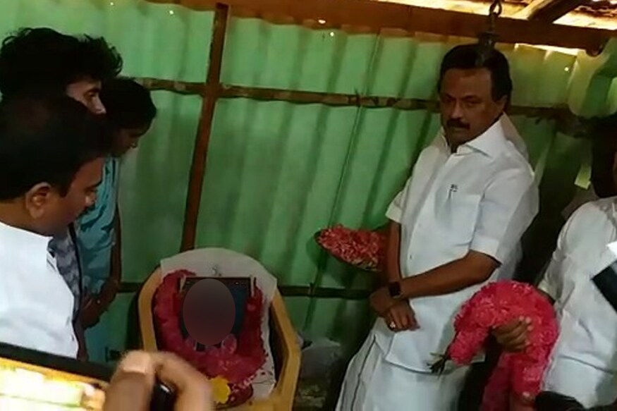 கோவையில் பாலியல் துன்புறுத்தல் செய்யப்பட்டு உயிரிழந்த சிறுமியின் இல்லத்திற்கு நேரில் சென்று திமுக தலைவர் <br />மு.க.ஸ்டாலின் ஆறுதல் தெரிவித்தார். (படம்: கோவை-குரு) கோவையில் பாலியல் துன்புறுத்தல் செய்யப்பட்டு உயிரிழந்த சிறுமியின் இல்லத்திற்கு நேரில் சென்று திமுக தலைவர் <br />மு.க.ஸ்டாலின் ஆறுதல் தெரிவித்தார். (படம்: கோவை-குரு)