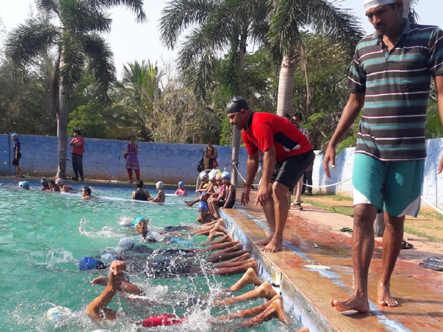 நீச்சல் பயிற்சி : பலரும் கோடைக்காலத்தில் நீச்சல் பயிற்சிக்குதான் அனுப்பி வைப்பார்கள். நீச்சல் பயிற்சி கோடைக்கு மட்டுமல்ல. அவர்களின் உடல் ஆரோக்கியமும் நீச்சல் பயிற்சியின் மூலம் பாதுகாக்கப்படும். மனதளவிலும் தன்னம்பிக்கையுடன் இருப்பார்கள். இலக்குகளை குறிவைத்து பயணிக்கத் தூண்டும். நீச்சல் பயிற்சி : பலரும் கோடைக்காலத்தில் நீச்சல் பயிற்சிக்குதான் அனுப்பி வைப்பார்கள். நீச்சல் பயிற்சி கோடைக்கு மட்டுமல்ல. அவர்களின் உடல் ஆரோக்கியமும் நீச்சல் பயிற்சியின் மூலம் பாதுகாக்கப்படும். மனதளவிலும் தன்னம்பிக்கையுடன் இருப்பார்கள். இலக்குகளை குறிவைத்து பயணிக்கத் தூண்டும்.
