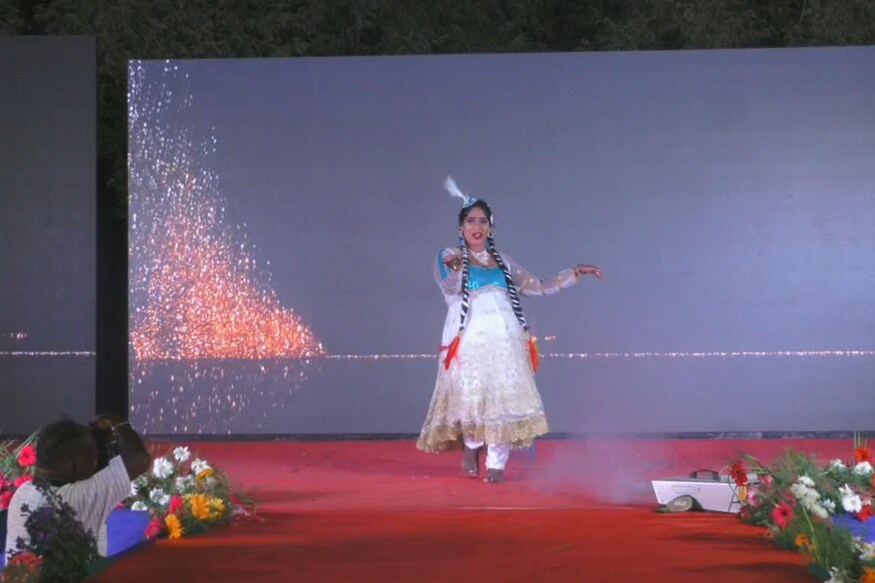 இந்நிலையில், திருவிழாவிற்காக கூடியுள்ள திருநங்கைகளை உற்சாகப்படுத்தும் விதமாக தென்னிந்திய திருநங்கைகள் கூட்டமைப்பு மற்றும் தமிழ்நாடு எயிட்ஸ் கட்டுப்பாடு சங்கம் ஒவ்வொரு ஆண்டும் நடனப் போட்டிகளும், மிஸ் கூவாகம் அழகி போட்டியும் நடத்தப்பட்டு வருகிறது. இந்நிலையில், திருவிழாவிற்காக கூடியுள்ள திருநங்கைகளை உற்சாகப்படுத்தும் விதமாக தென்னிந்திய திருநங்கைகள் கூட்டமைப்பு மற்றும் தமிழ்நாடு எயிட்ஸ் கட்டுப்பாடு சங்கம் ஒவ்வொரு ஆண்டும் நடனப் போட்டிகளும், மிஸ் கூவாகம் அழகி போட்டியும் நடத்தப்பட்டு வருகிறது.