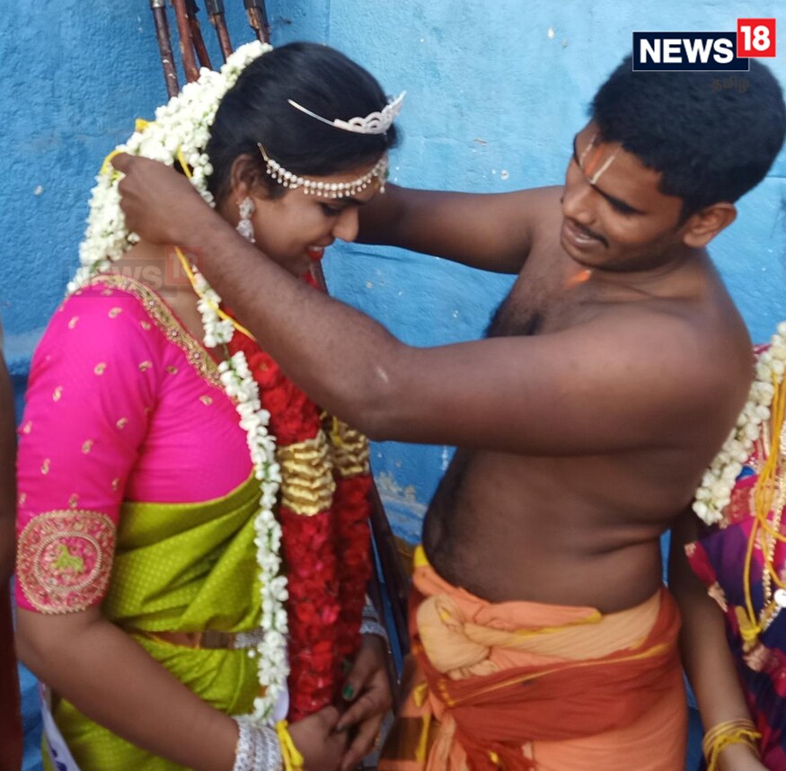 பின்பு திருநங்கைகள் தங்களை மணப்பெண்கள்போல் அலங்கரித்துக்கொண்டு கோவில் பூசாரியின் கையால் தாலி கட்டிக்கொண்டனர். (படம்: குணாநிதி) பின்பு திருநங்கைகள் தங்களை மணப்பெண்கள்போல் அலங்கரித்துக்கொண்டு கோவில் பூசாரியின் கையால் தாலி கட்டிக்கொண்டனர். (படம்: குணாநிதி)