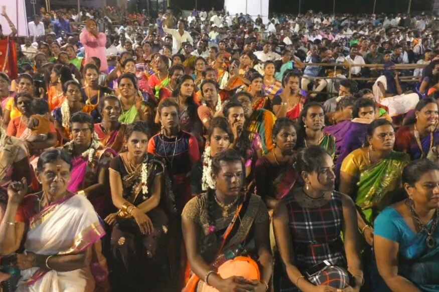 தீபாவளி, பொங்கல் பண்டிகையை விட கூவாகம் திருவிழாவையே மிகவும் மகிழ்ச்சியாக கொண்டாடுவதாக கூறும் திருநங்கைகள், கூவாகம் கிராமத்தில் அடிப்படை வசதிகளை ஏற்படுத்தி கொடுக்க மாவட்ட நிர்வாகம் முன்வர வேண்டும் என்று கோரிக்கை விடுத்துள்ளனர். (படம்: குணாநிதி) தீபாவளி, பொங்கல் பண்டிகையை விட கூவாகம் திருவிழாவையே மிகவும் மகிழ்ச்சியாக கொண்டாடுவதாக கூறும் திருநங்கைகள், கூவாகம் கிராமத்தில் அடிப்படை வசதிகளை ஏற்படுத்தி கொடுக்க மாவட்ட நிர்வாகம் முன்வர வேண்டும் என்று கோரிக்கை விடுத்துள்ளனர். (படம்: குணாநிதி)