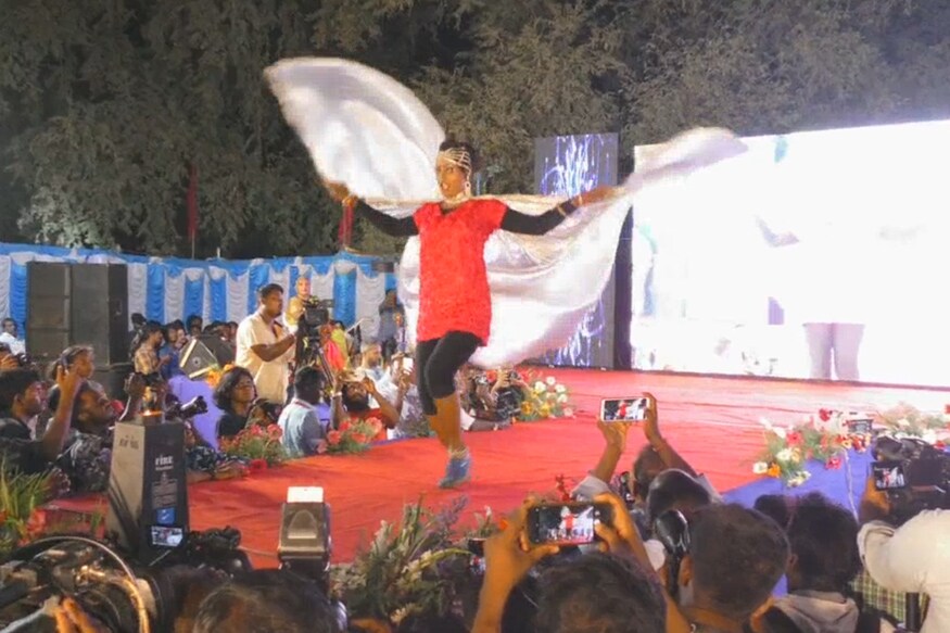 முதலில் நடைபெற்ற கலைநிகழ்ச்சியில் மக்கள் இசை பாடகர்கள் செந்தில், ராஜலட்சுமியின் நிகழ்ச்சியும், திருநங்கைகளின் நடன நிகழ்ச்சியும் நடைபெற்றது. முதலில் நடைபெற்ற கலைநிகழ்ச்சியில் மக்கள் இசை பாடகர்கள் செந்தில், ராஜலட்சுமியின் நிகழ்ச்சியும், திருநங்கைகளின் நடன நிகழ்ச்சியும் நடைபெற்றது.