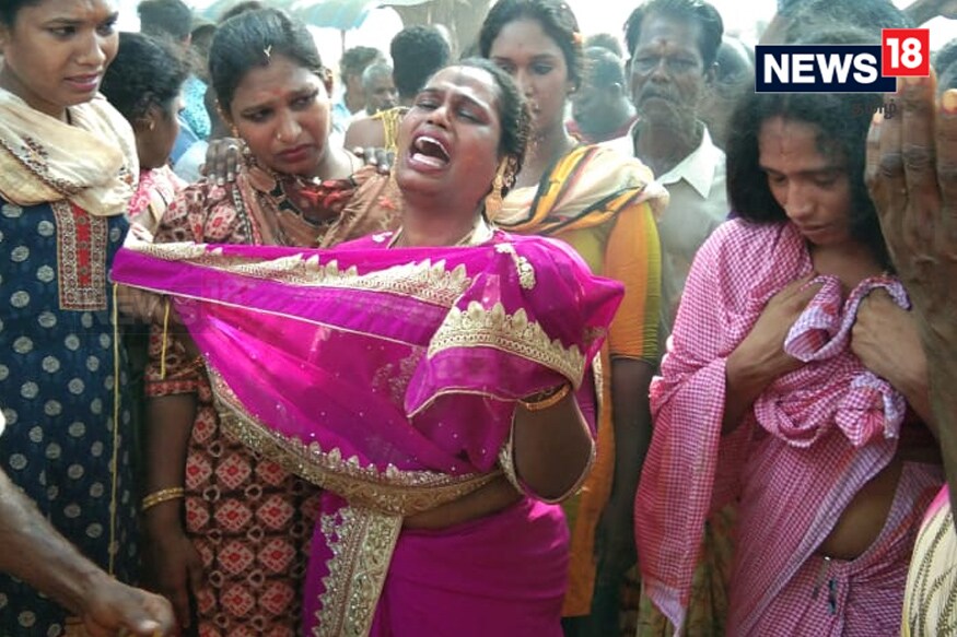 தாலி கட்டும் நிகழ்ச்சி வருகின்ற நடைபெற்ற மறுநாள் தேரோட்டத்திற்கு, பின்னர் பந்தலடியில் திருநங்கைகளுக்கான தாலி அகற்றும் நிகழ்ச்சியுடன் விழா நிறைவு பெறுகிறது. (படம்: குணாநிதி) தாலி கட்டும் நிகழ்ச்சி வருகின்ற நடைபெற்ற மறுநாள் தேரோட்டத்திற்கு, பின்னர் பந்தலடியில் திருநங்கைகளுக்கான தாலி அகற்றும் நிகழ்ச்சியுடன் விழா நிறைவு பெறுகிறது. (படம்: குணாநிதி)