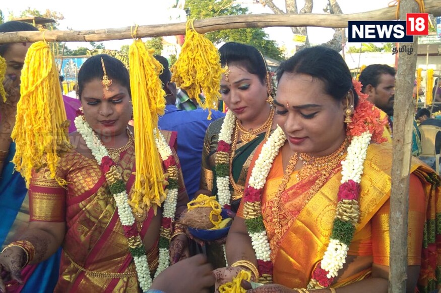விழாவின் முக்கிய நிகழ்வாக நேற்று 16-ம் தேதி சாமி கண் திறத்தல் நிகழ்ச்சி நடைபெற்றது. (படம்: குணாநிதி) விழாவின் முக்கிய நிகழ்வாக நேற்று 16-ம் தேதி சாமி கண் திறத்தல் நிகழ்ச்சி நடைபெற்றது. (படம்: குணாநிதி)