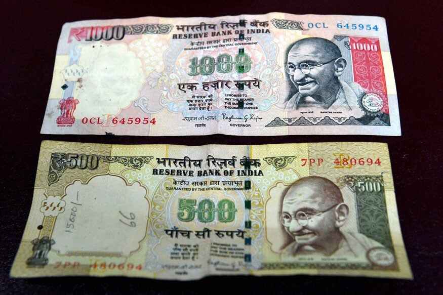 2016-ம் ஆண்டு நவம்பர் 8-ம் தேதி பணமதிப்பு நீக்க நடவடிக்கையை அறிவித்தபிறகு பழைய 500 மற்றும் 1000 ரூபாய் நோட்டுக்கள் செல்லாமல் போனது. 2016-ம் ஆண்டு நவம்பர் 8-ம் தேதி பணமதிப்பு நீக்க நடவடிக்கையை அறிவித்தபிறகு பழைய 500 மற்றும் 1000 ரூபாய் நோட்டுக்கள் செல்லாமல் போனது.
