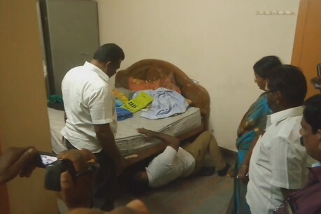 தமிழகத்தில் நாளை மறுநாள் தேர்தல்: தீவிர சோதனையில் பறக்கும் படை அதிகாரிகள் தமிழகத்தில் நாளை மறுநாள் தேர்தல்: தீவிர சோதனையில் பறக்கும் படை அதிகாரிகள்