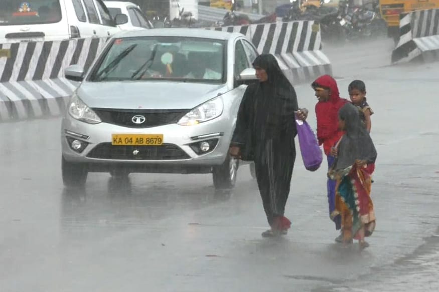 மேலும் செம்பரம்பாக்கம், மதுராந்தகம், காஞ்சிபுரம் , தரமணி, அண்ணா யுனிவர்சிட்டி பகுதிகளில் 4 சென்டி மீட்டர் மழை பெய்துள்ளது. மேலும் செம்பரம்பாக்கம், மதுராந்தகம், காஞ்சிபுரம் , தரமணி, அண்ணா யுனிவர்சிட்டி பகுதிகளில் 4 சென்டி மீட்டர் மழை பெய்துள்ளது.