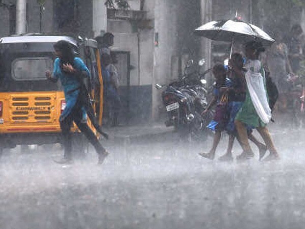 தெற்கு மத்திய மகாராஷ்டிராவில் இருந்து கன்னியாகுமரி வரையிலுள்ள வளிமண்டலத்தில் குறைந்த காற்றழுத்த தாழ்வு ஏற்பட்டுள்ளதாலும் வெப்பச்சலனத்தின் காரணமாகவும் தமிழகத்தில் இன்றும் நாளையும் ஓரிரு இடங்களில் இடி மின்னல் மற்றும் சூறைக்காற்றுடன் கூடிய கனமழைக்கு வாய்ப்புள்ளதாக சென்னை வானிலை ஆய்வு மையம் தெரிவித்துள்ளது. தெற்கு மத்திய மகாராஷ்டிராவில் இருந்து கன்னியாகுமரி வரையிலுள்ள வளிமண்டலத்தில் குறைந்த காற்றழுத்த தாழ்வு ஏற்பட்டுள்ளதாலும் வெப்பச்சலனத்தின் காரணமாகவும் தமிழகத்தில் இன்றும் நாளையும் ஓரிரு இடங்களில் இடி மின்னல் மற்றும் சூறைக்காற்றுடன் கூடிய கனமழைக்கு வாய்ப்புள்ளதாக சென்னை வானிலை ஆய்வு மையம் தெரிவித்துள்ளது.