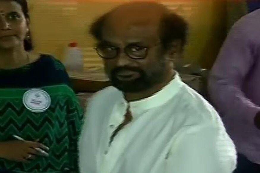 மக்களவை தேர்தலில் தண்ணீர் பிரச்னையை தீர்க்கும் கட்சிகளுக்கு வாக்களிக்க வேண்டும் என்று அவர் கேட்டுக்கொண்டிருந்தார். மக்களவை தேர்தலில் தண்ணீர் பிரச்னையை தீர்க்கும் கட்சிகளுக்கு வாக்களிக்க வேண்டும் என்று அவர் கேட்டுக்கொண்டிருந்தார்.