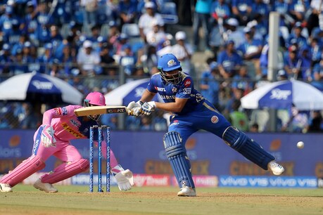 கிரிக்கெட் விளையாடாமல் ஃபுட் பால் விளையாடிய ரோஹித் சர்மா! வைரல் வீடியோ கிரிக்கெட் விளையாடாமல் ஃபுட் பால் விளையாடிய ரோஹித் சர்மா! வைரல் வீடியோ