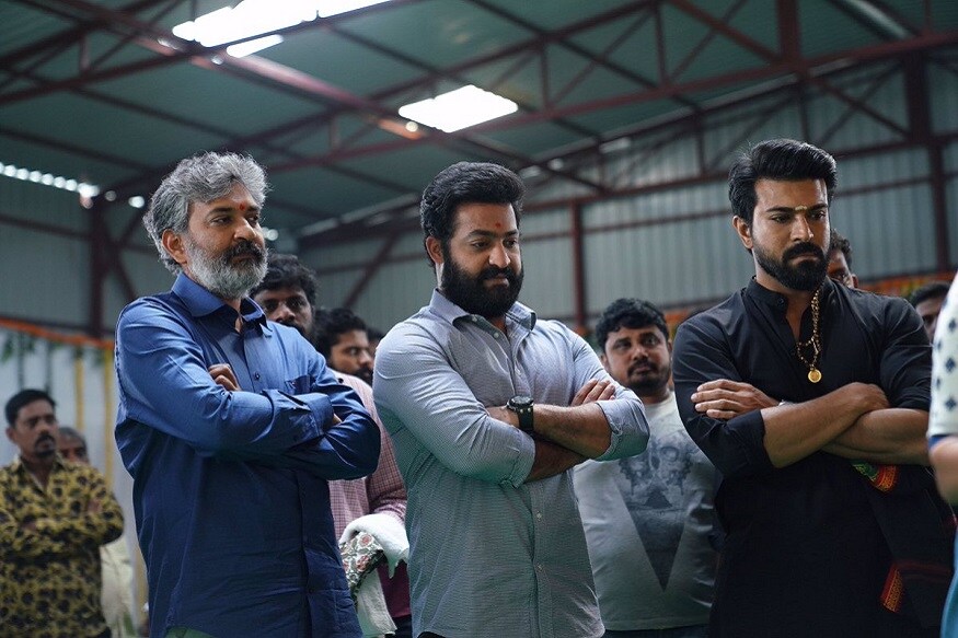 ராஜமவுலி இயக்கத்தில் உருவாகிவரும் RRR திரைப்படத்திலிருந்து முக்கிய அறிவிப்பு ஒன்று இன்று வெளியாகும் என அறிவிக்கப்பட்டுள்ளது. ராஜமவுலி உடன் ராம்சரண், ஜூனியர் என்.டி.ஆர். ஆகியோர் இணைந்துள்ளதால் படத்தின் மீதான எதிர்பார்ப்பு அதிகரித்துள்ளது. ராஜமவுலி இயக்கத்தில் உருவாகிவரும் RRR திரைப்படத்திலிருந்து முக்கிய அறிவிப்பு ஒன்று இன்று வெளியாகும் என அறிவிக்கப்பட்டுள்ளது. ராஜமவுலி உடன் ராம்சரண், ஜூனியர் என்.டி.ஆர். ஆகியோர் இணைந்துள்ளதால் படத்தின் மீதான எதிர்பார்ப்பு அதிகரித்துள்ளது.