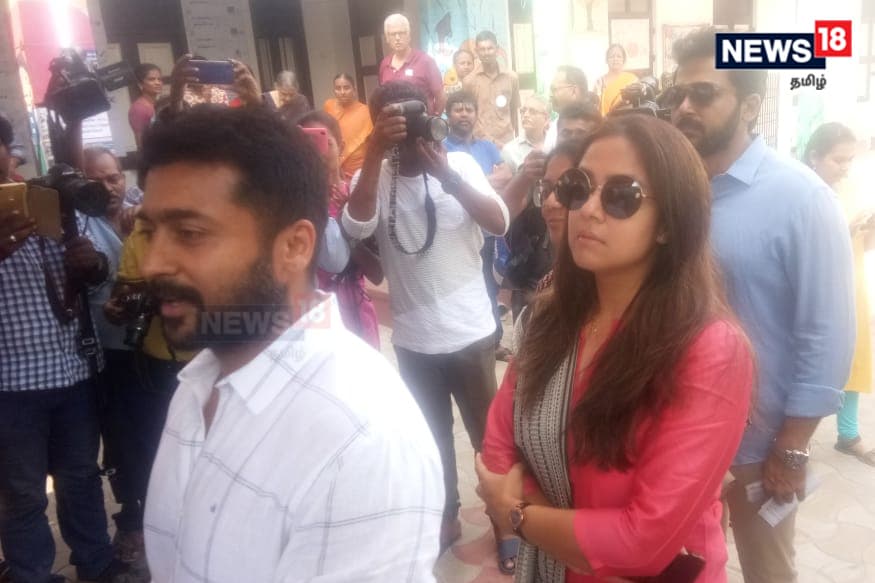 சிவக்குமார் மனைவி , சூர்யா, ஜோதிகா, கார்த்தி மற்றும் அவருடைய மனைவி சிவரஞ்சனி ஆகியோரும் வாக்களிக்க வந்திருந்தனர். சிவக்குமார் மனைவி , சூர்யா, ஜோதிகா, கார்த்தி மற்றும் அவருடைய மனைவி சிவரஞ்சனி ஆகியோரும் வாக்களிக்க வந்திருந்தனர்.