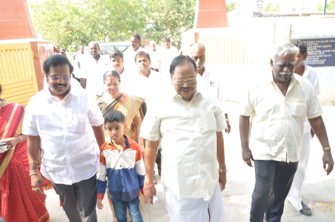 திமுக பொருளாளர் துரைமுருகன் தனது குடும்பத்தினருடன் வந்து வாக்களித்தார் . படம்: வெங்கடேசன் - வேலூர் திமுக பொருளாளர் துரைமுருகன் தனது குடும்பத்தினருடன் வந்து வாக்களித்தார் . படம்: வெங்கடேசன் - வேலூர்