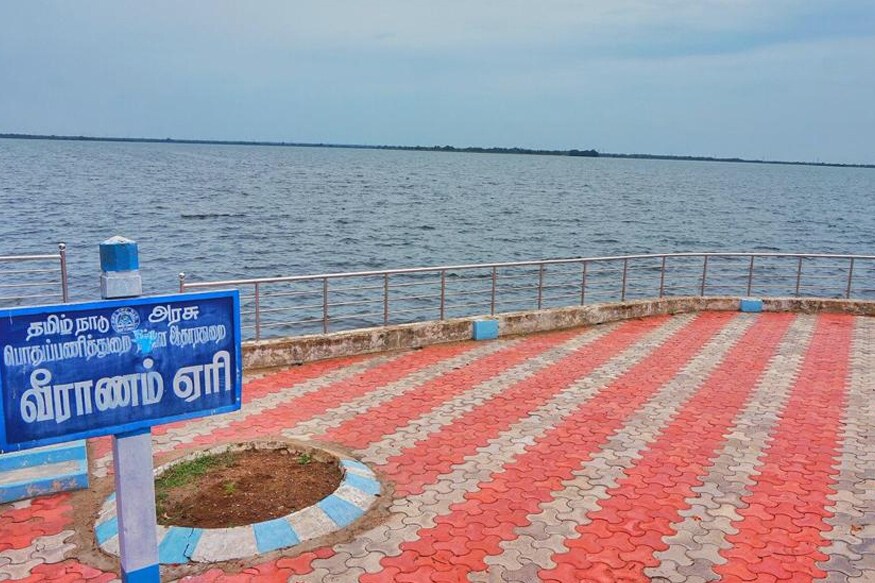 வீராணம் ஏரியில் இருந்து 18 கோடி லிட்டர் தண்ணீரும், புழல் ஏரியில் இருந்து சுமார் 5 கோடி லிட்டர் தண்ணீரும், பூண்டி ஏரியில் இருந்து சுமார் 5 கோடி லிட்டர் தண்ணீரும் கொண்டு வரப்படுகிறது. மேலும் சென்னையின் தண்ணீர் தேவையை சமாளிக்க கடல் நீரை குடிநீராக்கும் திட்டம் மூலம் நாள் ஒன்றிற்கு சுமார் 18 கோடி லிட்டரும், விவசாய கிணறுகள் மூலம் 30 கோடி லிட்டர் தண்ணீரும், ஆழ்துளை கிணறுகள் மூலம் 20 கோடி லிட்டர் தண்ணீரும், சென்னையைச் சுற்றியுள்ள குவாரிகளில் இருந்து 25 கோடி லிட்டர் தண்ணீரும் சென்னைக்கு கொண்டுவரப்படுகிறது. ஆனாலும் இவற்றின் மூலம் சென்னையின் 50 விழுக்காடு தண்ணீர் தேவைதான் பூர்த்தியாகிறது. வீராணம் ஏரியில் இருந்து 18 கோடி லிட்டர் தண்ணீரும், புழல் ஏரியில் இருந்து சுமார் 5 கோடி லிட்டர் தண்ணீரும், பூண்டி ஏரியில் இருந்து சுமார் 5 கோடி லிட்டர் தண்ணீரும் கொண்டு வரப்படுகிறது. மேலும் சென்னையின் தண்ணீர் தேவையை சமாளிக்க கடல் நீரை குடிநீராக்கும் திட்டம் மூலம் நாள் ஒன்றிற்கு சுமார் 18 கோடி லிட்டரும், விவசாய கிணறுகள் மூலம் 30 கோடி லிட்டர் தண்ணீரும், ஆழ்துளை கிணறுகள் மூலம் 20 கோடி லிட்டர் தண்ணீரும், சென்னையைச் சுற்றியுள்ள குவாரிகளில் இருந்து 25 கோடி லிட்டர் தண்ணீரும் சென்னைக்கு கொண்டுவரப்படுகிறது. ஆனாலும் இவற்றின் மூலம் சென்னையின் 50 விழுக்காடு தண்ணீர் தேவைதான் பூர்த்தியாகிறது.