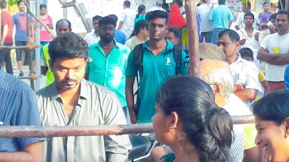 சமீபகாலமாகவே விஜய் குறித்த எந்த அறிவிப்பு வெளியானாலும் அதை ட்விட்டரில் ட்ரெண்டாக்கி கொண்டாடி வருகின்றனர் அவரது ரசிகர்கள். ஆனால் சில சமயத்தில் இந்த ட்ரெண்டிங் போட்டி ஒரு போரையே உருவாக்கி விடுகிறது. சமீபகாலமாகவே விஜய் குறித்த எந்த அறிவிப்பு வெளியானாலும் அதை ட்விட்டரில் ட்ரெண்டாக்கி கொண்டாடி வருகின்றனர் அவரது ரசிகர்கள். ஆனால் சில சமயத்தில் இந்த ட்ரெண்டிங் போட்டி ஒரு போரையே உருவாக்கி விடுகிறது.