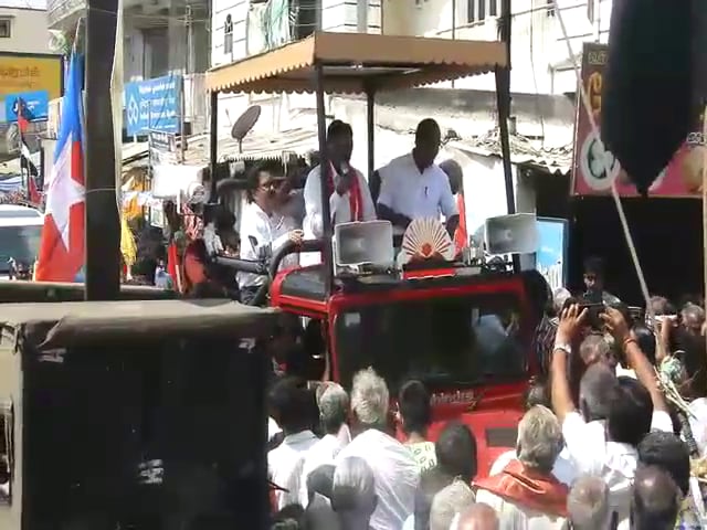 திருச்சி மாவட்டம் முசிறி அருகே உள்ள தொட்டியம் தாலுகா அம்மன்குடி கிராமத்தில் திறந்த வேனில் பொதுமக்கள் மத்தியில் வாக்குகள் கேட்டு பிரசாரத்தில் ஈடுபட்டார். திருச்சி மாவட்டம் முசிறி அருகே உள்ள தொட்டியம் தாலுகா அம்மன்குடி கிராமத்தில் திறந்த வேனில் பொதுமக்கள் மத்தியில் வாக்குகள் கேட்டு பிரசாரத்தில் ஈடுபட்டார்.