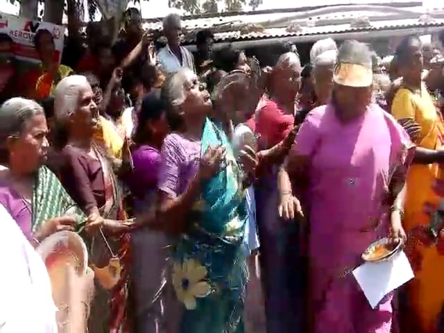 சாமியாடிய அந்தப் பெண் "டேய் நான் மாரியம்மன் வந்திருக்கிறேன் உன்னை இந்தத் தேர்தலில் ஜெயிக்க வைக்கிறேன்" என்று அருள்வாக்கு கூறி பாரிவேந்தருக்கு ஆசி வழங்கினார். சாமியாடிய அந்தப் பெண் "டேய் நான் மாரியம்மன் வந்திருக்கிறேன் உன்னை இந்தத் தேர்தலில் ஜெயிக்க வைக்கிறேன்" என்று அருள்வாக்கு கூறி பாரிவேந்தருக்கு ஆசி வழங்கினார்.