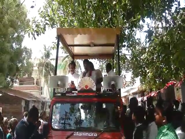 அப்போது அங்கு கூடியிருந்த பொதுமக்கள் மத்தியில் இருந்த பெண் ஒருவர் திடீரென்று ஆவேசமாக அருள் வந்து சாமியாடினார். இதனால் அங்கு பரபரப்பு ஏற்பட்டது. அப்போது அங்கு கூடியிருந்த பொதுமக்கள் மத்தியில் இருந்த பெண் ஒருவர் திடீரென்று ஆவேசமாக அருள் வந்து சாமியாடினார். இதனால் அங்கு பரபரப்பு ஏற்பட்டது.