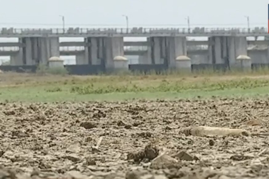 ஒரு டிஎம்சி தண்ணீரைக்கொண்டு சென்னையின் ஒரு மாத தண்ணீர் தேவையை பூர்த்தி செய்திருக்க முடியும் என்றால் 80 டிஎம்சி தண்ணீரை சேமித்திருந்தால் பற்றாக்குறை என்ற பேச்சுக்கே இடமிருந்திருக்காது. இதே போல் கொரட்டூர், அம்பத்தூர் மற்றும் ரெட்டேரி ஆகிய ஏரிகளை முழுமையாக தூர் வாரி ஆழப்படுத்தினால் ஒன்று இரண்டு டிஎம்சி வரை தண்ணீரை சேமிக்க முடியும். ஒரு டிஎம்சி தண்ணீரைக்கொண்டு சென்னையின் ஒரு மாத தண்ணீர் தேவையை பூர்த்தி செய்திருக்க முடியும் என்றால் 80 டிஎம்சி தண்ணீரை சேமித்திருந்தால் பற்றாக்குறை என்ற பேச்சுக்கே இடமிருந்திருக்காது. இதே போல் கொரட்டூர், அம்பத்தூர் மற்றும் ரெட்டேரி ஆகிய ஏரிகளை முழுமையாக தூர் வாரி ஆழப்படுத்தினால் ஒன்று இரண்டு டிஎம்சி வரை தண்ணீரை சேமிக்க முடியும்.