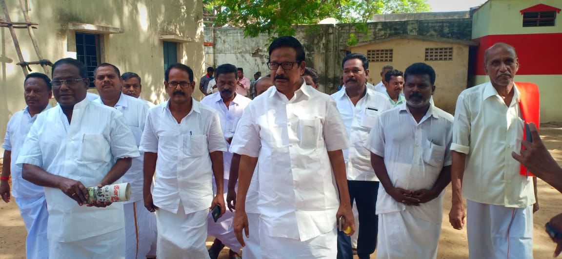 சிதம்பரம் அருகே உள்ள கீரப்பாளையம் ஊராட்சி ஒன்றிய துவக்கப் பள்ளியில் அமைக்கப்பட்டுள்ள வாக்குச்சாவடியில் தமிழ்நாடு காங்கிரஸ் கமிட்டி தலைவர் கே.எஸ். அழகிரி வாக்களித்தார். படம்: கடலூர் - பிரசன்னா சிதம்பரம் அருகே உள்ள கீரப்பாளையம் ஊராட்சி ஒன்றிய துவக்கப் பள்ளியில் அமைக்கப்பட்டுள்ள வாக்குச்சாவடியில் தமிழ்நாடு காங்கிரஸ் கமிட்டி தலைவர் கே.எஸ். அழகிரி வாக்களித்தார். படம்: கடலூர் - பிரசன்னா