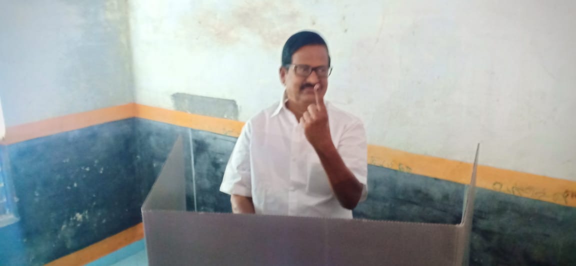 அதன் பின்னர் செய்தியாளர்களை சந்தித்த அவர், பிரதமர் மோடி தன்னை எதிர்ப்பதன் மூலம் சமூகத்தை எதிர்ப்பதாக சொல்கிறார். அது தவறு. அதை நாங்கள் வன்மையாக கண்டிக்கிறோம் என்றார். படம்: கடலூர் - பிரசன்னா அதன் பின்னர் செய்தியாளர்களை சந்தித்த அவர், பிரதமர் மோடி தன்னை எதிர்ப்பதன் மூலம் சமூகத்தை எதிர்ப்பதாக சொல்கிறார். அது தவறு. அதை நாங்கள் வன்மையாக கண்டிக்கிறோம் என்றார். படம்: கடலூர் - பிரசன்னா