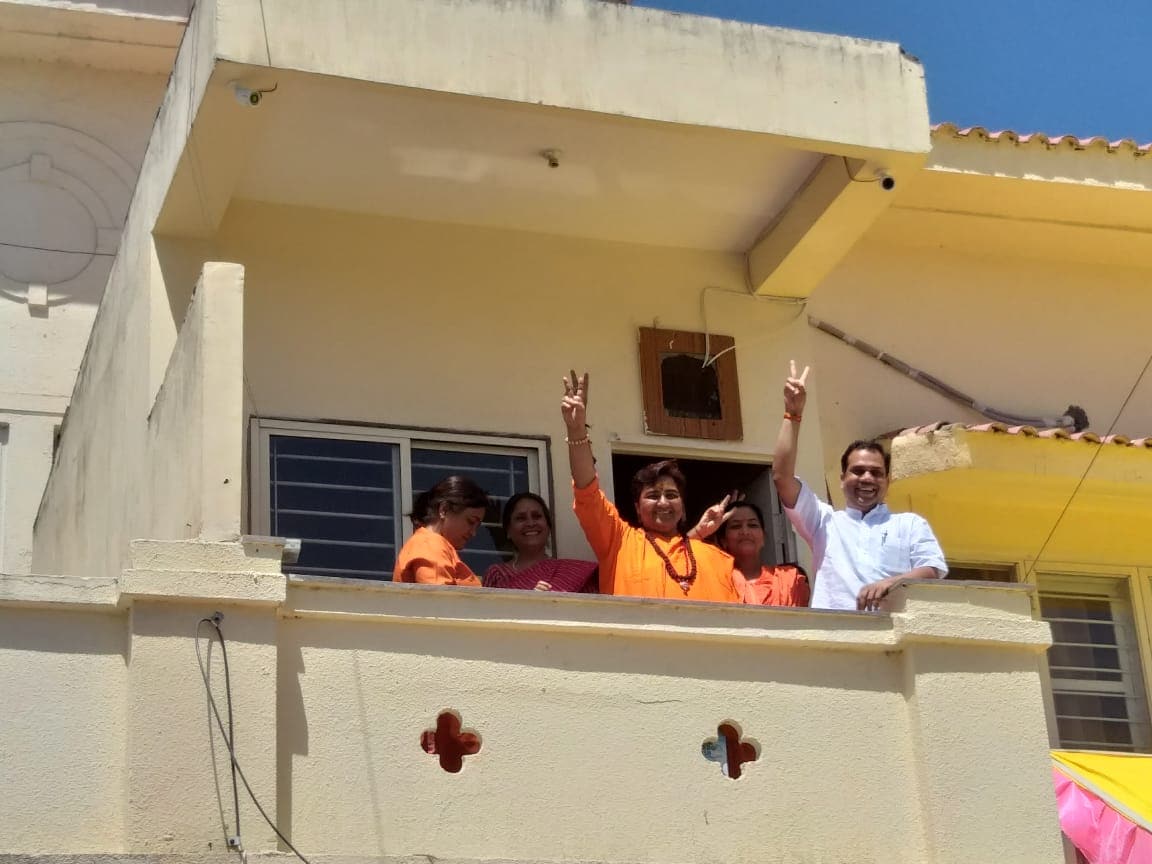 போபாலில் 1 லட்சம் வாக்குகள் வித்தியாசத்தில் முன்னிலையில் உள்ள மகிழ்ச்சியில் பிரக்யா சிங் தாக்குர், தொண்டர்களை பார்த்து கை அசைத்தார். போபாலில் 1 லட்சம் வாக்குகள் வித்தியாசத்தில் முன்னிலையில் உள்ள மகிழ்ச்சியில் பிரக்யா சிங் தாக்குர், தொண்டர்களை பார்த்து கை அசைத்தார்.
