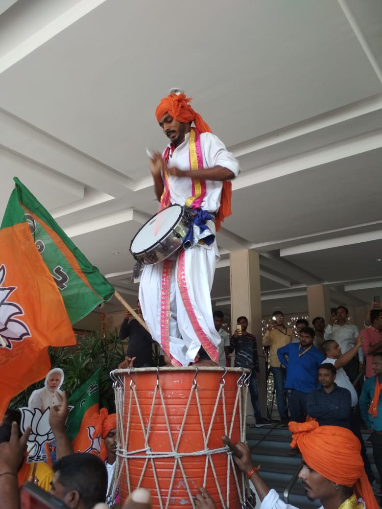 17- வது மக்களவை தேர்தலின் வாக்கு எண்ணிக்கை இன்று காலை 8 மணிக்கு தொடங்கியது. அதில் தற்போதைய நிலவரபடி பாஜக முன்னிலை வகித்து வருகிறது. அதனை பாஜக தொண்டர்கள் கொண்டாடி வருகின்றனர். 17- வது மக்களவை தேர்தலின் வாக்கு எண்ணிக்கை இன்று காலை 8 மணிக்கு தொடங்கியது. அதில் தற்போதைய நிலவரபடி பாஜக முன்னிலை வகித்து வருகிறது. அதனை பாஜக தொண்டர்கள் கொண்டாடி வருகின்றனர்.