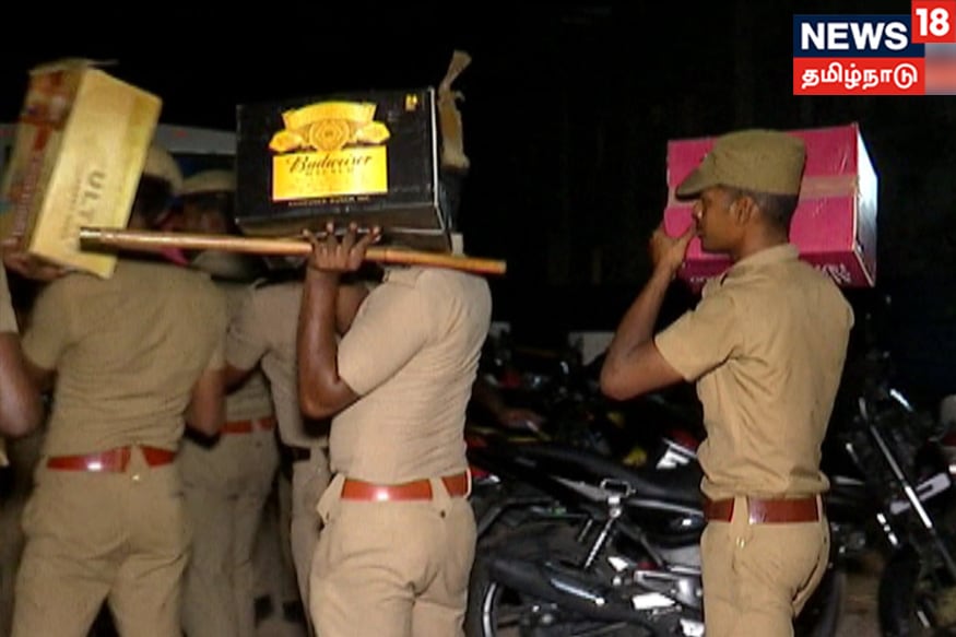 காஞ்சிபுரம் மற்றும் திருவள்ளுவர் மாவட்டத்தை சேர்ந்த பெண் காவலர்கள் உட்பட சுமார் நூற்றுக்கும் மேற்பட்ட போலீசார் ரிசார்ட்டை சுற்றிவளைத்து சோதனையிட்டனர். காஞ்சிபுரம் மற்றும் திருவள்ளுவர் மாவட்டத்தை சேர்ந்த பெண் காவலர்கள் உட்பட சுமார் நூற்றுக்கும் மேற்பட்ட போலீசார் ரிசார்ட்டை சுற்றிவளைத்து சோதனையிட்டனர்.