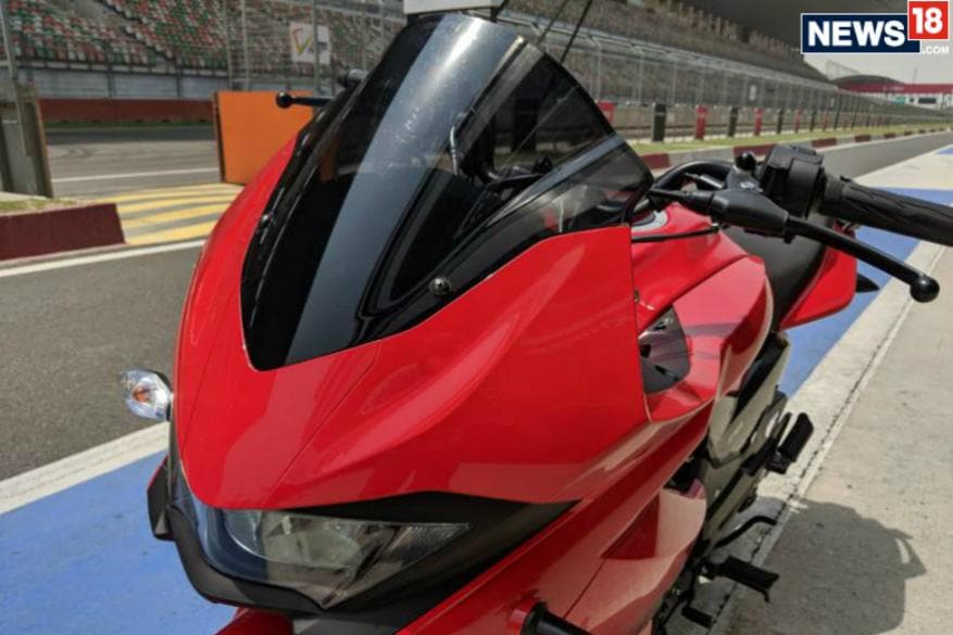 மூன்று நிறங்களில் ஹீரோ Xtreme 200S விற்பனைக்கு உள்ளது. ஸ்போர்ட்ஸ் ரெட், மேப்பிள் ப்ரவுன் மற்றும் பான்தர் ப்ளாக் ஆகிய மூன்று நிறங்களில் உள்ளது. (Image: Manav Sinha/News18.com) மூன்று நிறங்களில் ஹீரோ Xtreme 200S விற்பனைக்கு உள்ளது. ஸ்போர்ட்ஸ் ரெட், மேப்பிள் ப்ரவுன் மற்றும் பான்தர் ப்ளாக் ஆகிய மூன்று நிறங்களில் உள்ளது. (Image: Manav Sinha/News18.com)