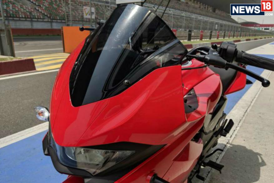  மூன்று நிறங்களில் ஹீரோ Xtreme 200S விற்பனைக்கு உள்ளது. ஸ்போர்ட்ஸ் ரெட், மேப்பிள் ப்ரவுன் மற்றும் பான்தர் ப்ளாக் ஆகிய மூன்று நிறங்களில் உள்ளது. (Image: Manav Sinha/News18.com)