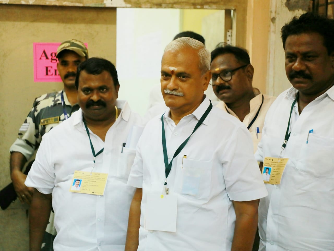 வெற்றிச் சான்றிதழை பெற்றுக்கொண்டபின் செய்தியாளர்களுக்கு பேட்டியளித்த வைத்தியலிங்கம், வாக்களித்த வாக்காளர்களுக்கும், கூட்டணிக் கட்சித் தலைவர்களுக்கு நன்றி தெரிவித்தார். (படம்: புதுசேரி - இளவமுதன்) வெற்றிச் சான்றிதழை பெற்றுக்கொண்டபின் செய்தியாளர்களுக்கு பேட்டியளித்த வைத்தியலிங்கம், வாக்களித்த வாக்காளர்களுக்கும், கூட்டணிக் கட்சித் தலைவர்களுக்கு நன்றி தெரிவித்தார். (படம்: புதுசேரி - இளவமுதன்)
