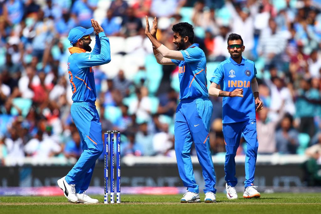 இதையடுத்து நியூசிலாந்து அணியின் தொடக்க ஆட்டக்காரர்களாக குப்தில், முன்ரோ ஆகியோர் களமிறங்கினர். ஆட்டத்தின் 2-வது ஓவரிலேயே முன்ரோவின் விக்கெட்டை பும்ரா சாய்த்தார். இதையடுத்து நியூசிலாந்து அணியின் தொடக்க ஆட்டக்காரர்களாக குப்தில், முன்ரோ ஆகியோர் களமிறங்கினர். ஆட்டத்தின் 2-வது ஓவரிலேயே முன்ரோவின் விக்கெட்டை பும்ரா சாய்த்தார்.