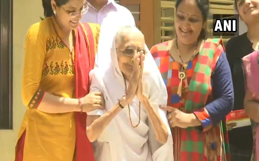 பாஜக மீண்டும் ஆட்சியமைக்க இருக்கும் நிலையில் மோடியின் தாயார் ஹீராபென் நன்றி தெரிவித்துள்ளார். (Image: ANI) பாஜக மீண்டும் ஆட்சியமைக்க இருக்கும் நிலையில் மோடியின் தாயார் ஹீராபென் நன்றி தெரிவித்துள்ளார். (Image: ANI)