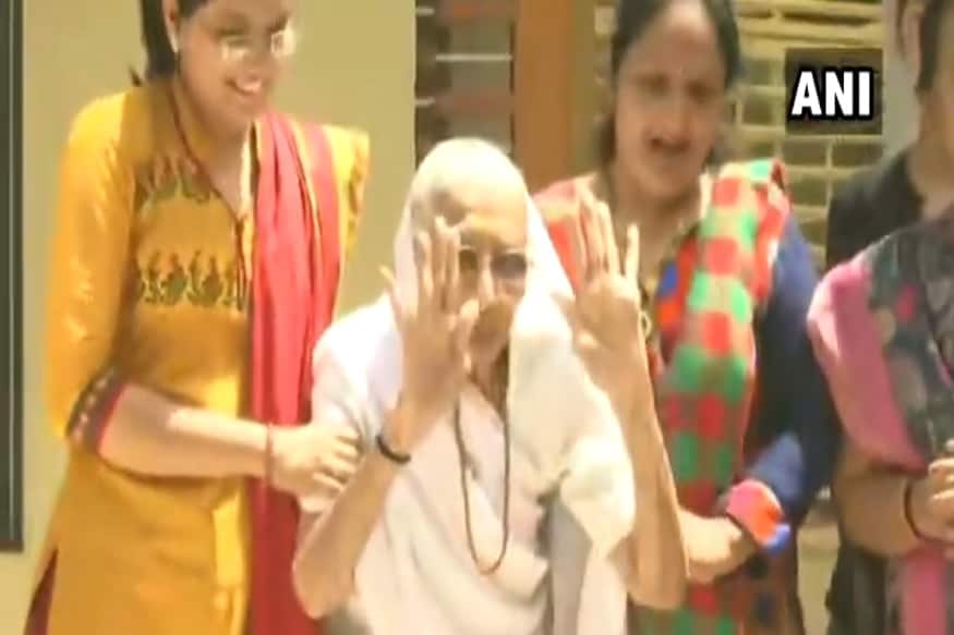 குஜராத்தில் உள்ள அவரது வீட்டின் வெளியே கூடியுள்ள மோடியின் ஆதரவாளார்களுக்கு கைகூப்பி நன்றி தெரிவித்தார். (Image: ANI) குஜராத்தில் உள்ள அவரது வீட்டின் வெளியே கூடியுள்ள மோடியின் ஆதரவாளார்களுக்கு கைகூப்பி நன்றி தெரிவித்தார். (Image: ANI)