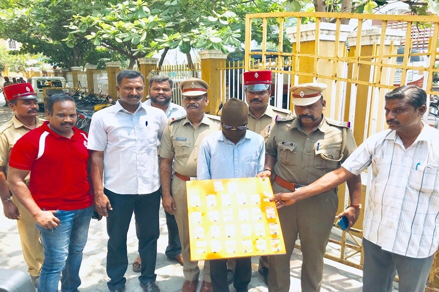 புதுச்சேரியில் ஸ்டாம்ப் வடிவிலான போதை பொருட்களை விற்ற அருண் என்பவரை போலீசார் கைது செய்தனர். (படம்: புதுச்சேரி - இளவமுதன்) புதுச்சேரியில் ஸ்டாம்ப் வடிவிலான போதை பொருட்களை விற்ற அருண் என்பவரை போலீசார் கைது செய்தனர். (படம்: புதுச்சேரி - இளவமுதன்)