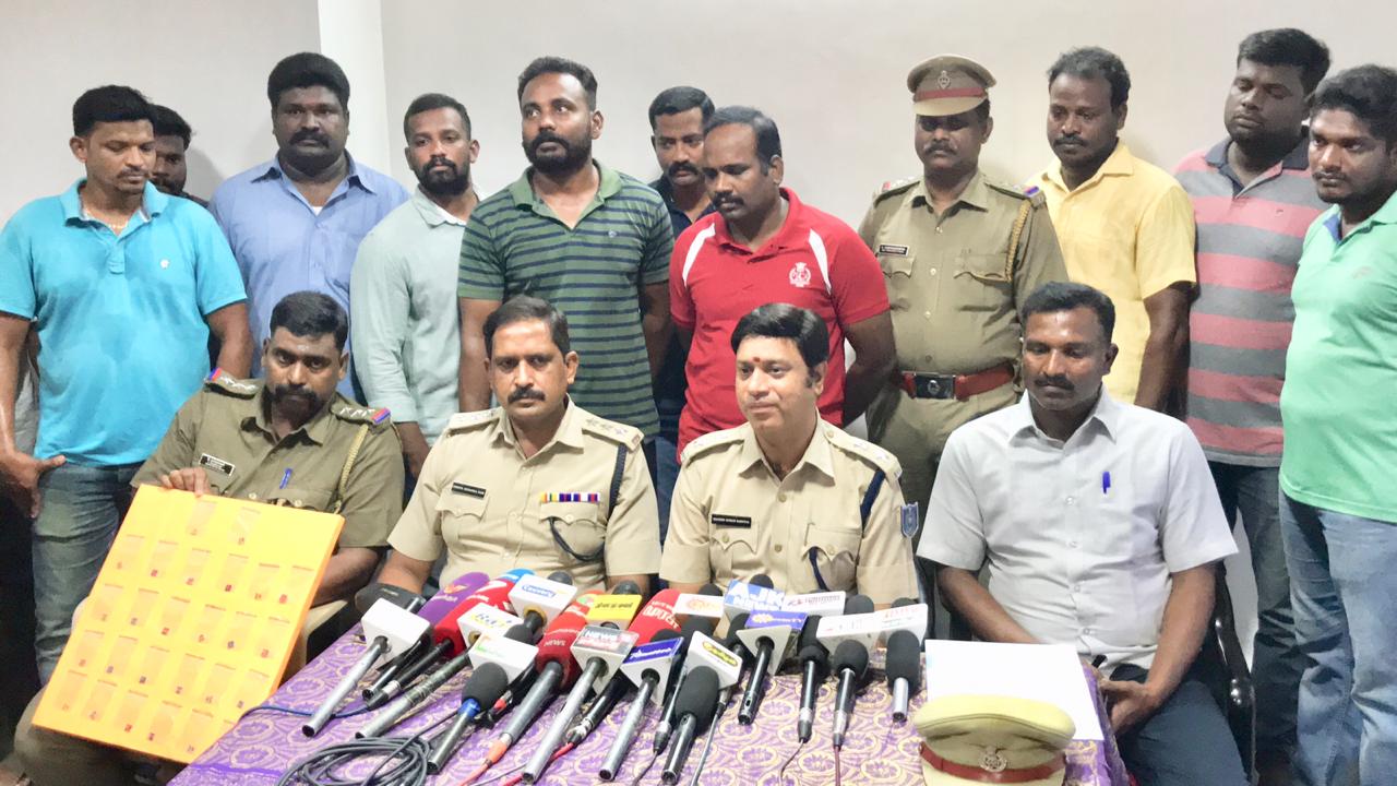 இது குறித்து மேலை நகரங்களில் விற்பனை செய்யப்படும் ரசாயன ஸ்டாம்ப் போதைப் பொருள் புதுச்சேரியின் நகர பகுதிகளில் விற்பனை செய்யப்படுவதாக புதுச்சேரி நகர போலீசாருக்கு தகவல் கிடைத்தது. இதனை அடுத்து போலீசார் விசாரணை மேற்கொண்டு வருகையில் புதுச்சேரி லாஸ்பேட்டை வள்ளலார் நகர் பகுதிகளில் வெளிநாட்டு சுற்றுலாப்பயணிகள் சென்று வருவது அறியப்பட்டு அந்த பகுதிகளில் தீவிர கண்காணிப்பில் ஈடுபட்டனர். (படம்: புதுச்சேரி - இளவமுதன்) இது குறித்து மேலை நகரங்களில் விற்பனை செய்யப்படும் ரசாயன ஸ்டாம்ப் போதைப் பொருள் புதுச்சேரியின் நகர பகுதிகளில் விற்பனை செய்யப்படுவதாக புதுச்சேரி நகர போலீசாருக்கு தகவல் கிடைத்தது. இதனை அடுத்து போலீசார் விசாரணை மேற்கொண்டு வருகையில் புதுச்சேரி லாஸ்பேட்டை வள்ளலார் நகர் பகுதிகளில் வெளிநாட்டு சுற்றுலாப்பயணிகள் சென்று வருவது அறியப்பட்டு அந்த பகுதிகளில் தீவிர கண்காணிப்பில் ஈடுபட்டனர். (படம்: புதுச்சேரி - இளவமுதன்)