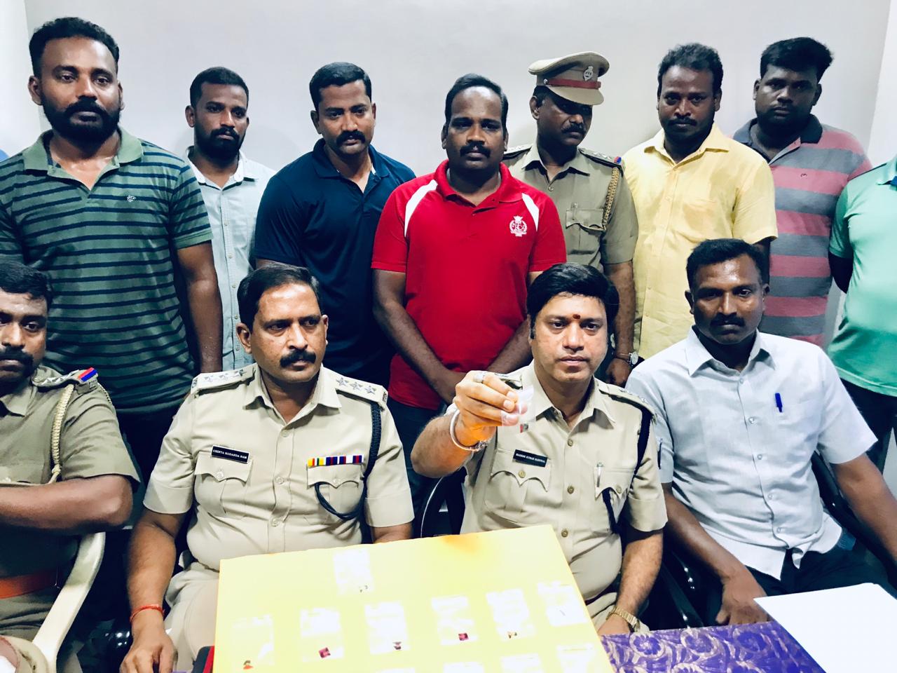 அப்போது லாஸ்பேட்டை வள்ளலார் நகர் பகுதியை சார்ந்த அருண் என்கிற பயோ கெமிஸ்டரி படித்த இளைஞர் ஸ்டாம்ப் வடிவிலான போதை பொருள் (Lysergiv Acid Diethylamide ) ஸ்டாம்ப்களை வைத்து விற்பனை செய்துவந்துள்ளார். இதன் மதிப்பு ஒன்று 1,500 ரூபாய் என்றும் விற்பனை செய்து வந்துள்ளார். (படம்: புதுச்சேரி - இளவமுதன்) அப்போது லாஸ்பேட்டை வள்ளலார் நகர் பகுதியை சார்ந்த அருண் என்கிற பயோ கெமிஸ்டரி படித்த இளைஞர் ஸ்டாம்ப் வடிவிலான போதை பொருள் (Lysergiv Acid Diethylamide ) ஸ்டாம்ப்களை வைத்து விற்பனை செய்துவந்துள்ளார். இதன் மதிப்பு ஒன்று 1,500 ரூபாய் என்றும் விற்பனை செய்து வந்துள்ளார். (படம்: புதுச்சேரி - இளவமுதன்)