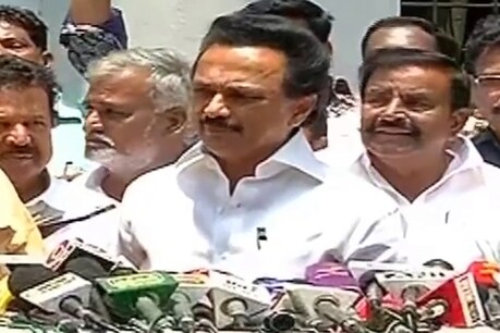 கருணாநிதியின் வாழ்க்கை போராட்டம் நிறைந்தது! சிலையைத் திறந்து வைத்து மு.க.ஸ்டாலின் உருக்கம் கருணாநிதியின் வாழ்க்கை போராட்டம் நிறைந்தது! சிலையைத் திறந்து வைத்து மு.க.ஸ்டாலின் உருக்கம்