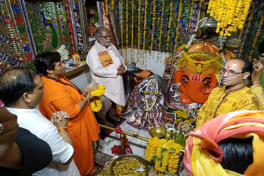 போபால் தொகுதியில் முன்னிலையில் இருக்கும் பாஜக வேட்பாளர் பிரக்யா சிங் தாக்குர் சிஹாரில் உள்ள கணபதி கோவிலுக்குச் சென்று வழிபட்டார் . போபால் தொகுதியில் முன்னிலையில் இருக்கும் பாஜக வேட்பாளர் பிரக்யா சிங் தாக்குர் சிஹாரில் உள்ள கணபதி கோவிலுக்குச் சென்று வழிபட்டார் .