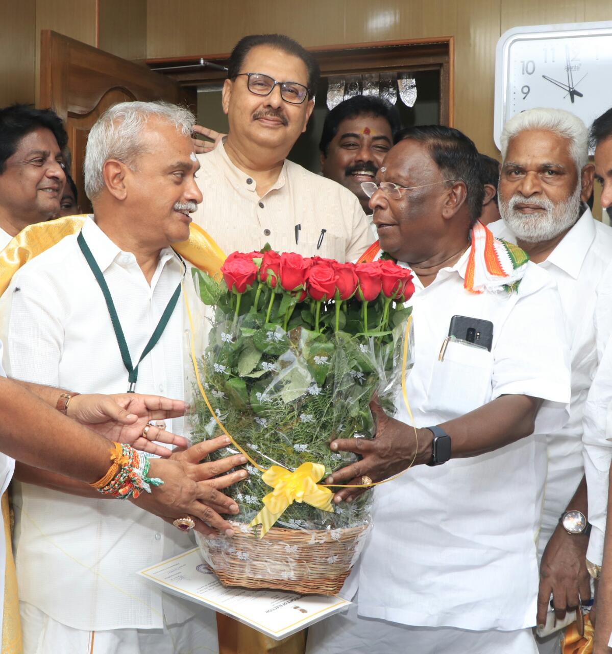 புதுச்சேரி மக்களவைத் தொகுதியில் காங்கிரஸ் வேட்பாளர் வைத்தியலிங்கம் வெற்றி பெற்றுள்ளார். இதனையடுத்து இன்று காலை மாவட்ட ஆட்சியர் அலுவலகத்தில் தேர்தல் நடத்தும் அதிகாரியான அருணிடம், வெற்றி பெற்றதற்கான சான்றிதழை வைத்திலிங்கம் பெற்று கொண்டார். (படம்: புதுசேரி - இளவமுதன்) புதுச்சேரி மக்களவைத் தொகுதியில் காங்கிரஸ் வேட்பாளர் வைத்தியலிங்கம் வெற்றி பெற்றுள்ளார். இதனையடுத்து இன்று காலை மாவட்ட ஆட்சியர் அலுவலகத்தில் தேர்தல் நடத்தும் அதிகாரியான அருணிடம், வெற்றி பெற்றதற்கான சான்றிதழை வைத்திலிங்கம் பெற்று கொண்டார். (படம்: புதுசேரி - இளவமுதன்)